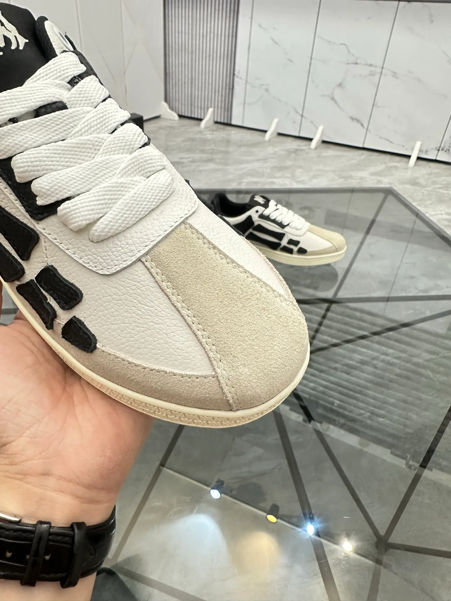 Men's shoes: 💰P420¥ Product trademark: AMIRI* "Amir*" low-top casual shoes Regular size: 38-45 (can be customized to 46) Product material: imported nubuck leather upper, breathable lining, original outsole. Number: 001